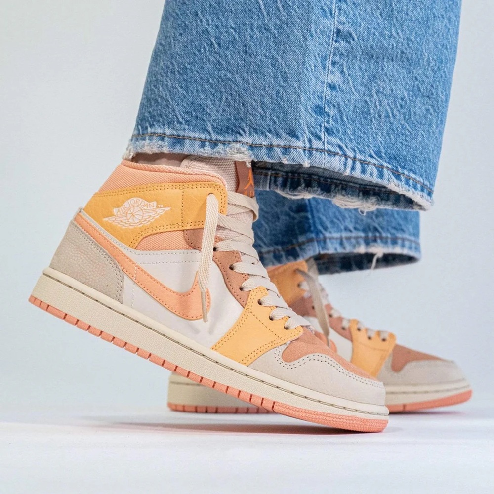 Air Jordan 1 Mid "Apricot Orange"